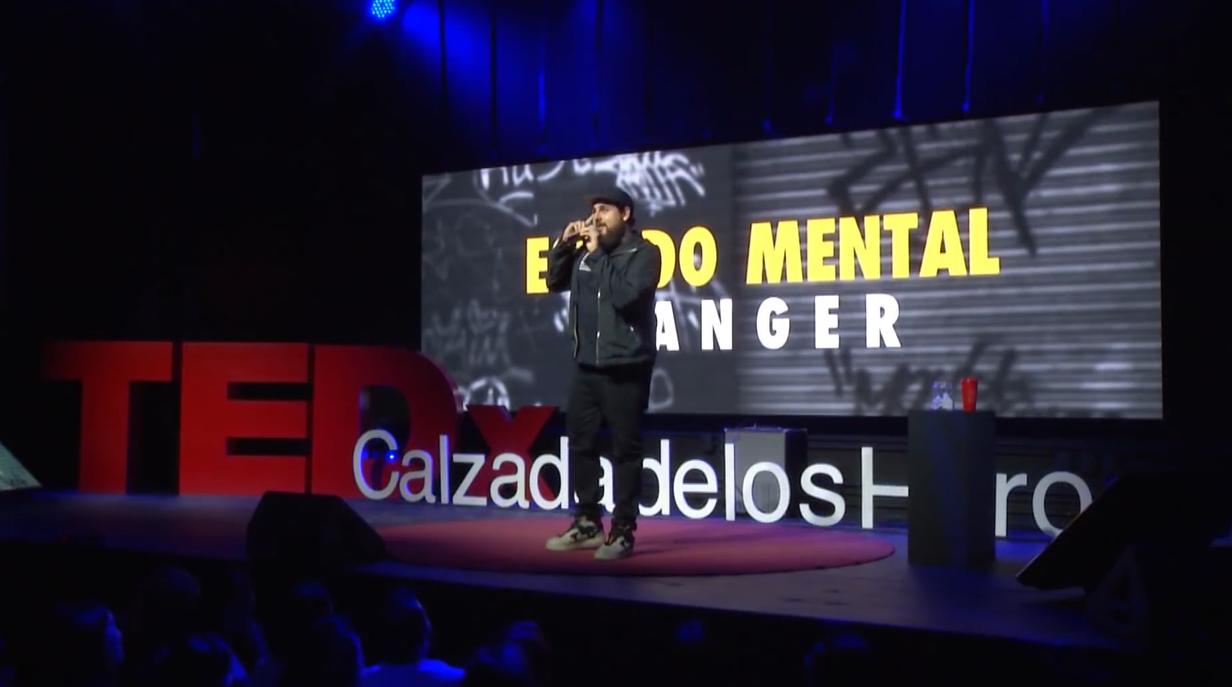 Danger AK en el escenario de TEDx durante la charla Estado Mental